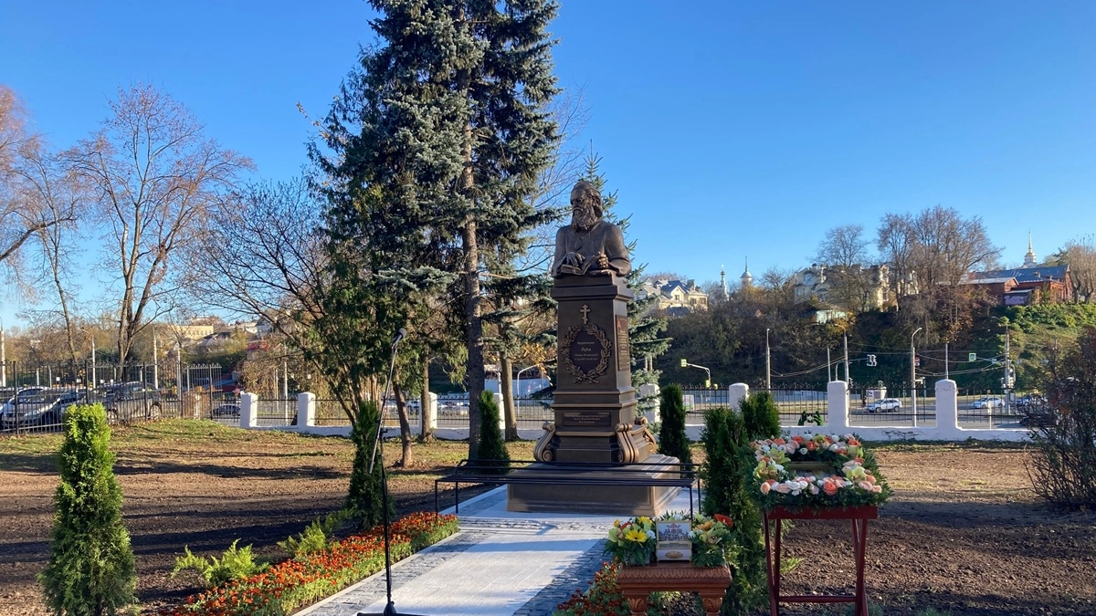 Во Владимире у больницы «Красный крест» открыли бюст святителя Луки