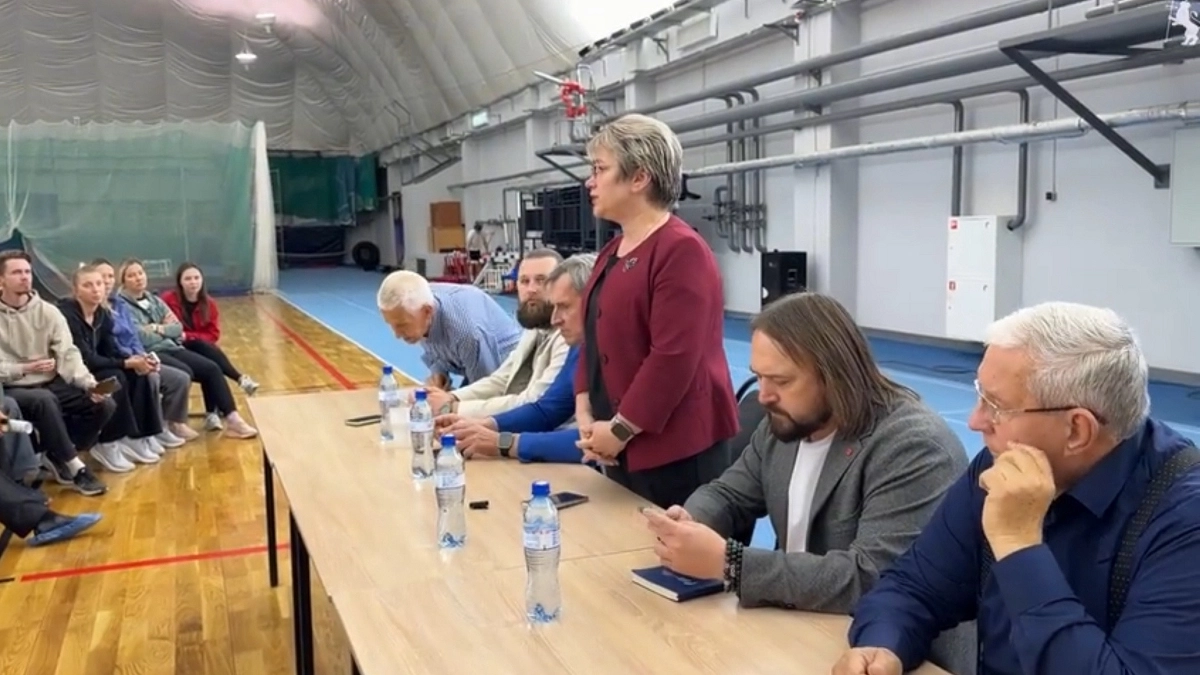 Елена Запруднова обсудила с родителями легкоатлетов ситуацию с тренировками в ФОКе