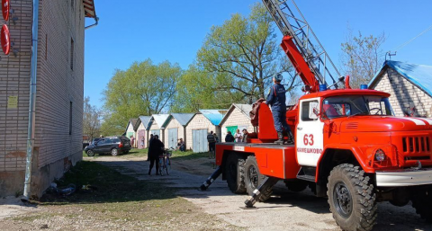 При пожаре в трехэтажном доме в поселке Максима Горького пострадали два человека