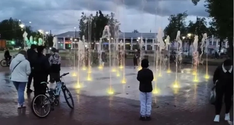 В центре Гусь-Хрустального запустили новый фонтан с подсветкой