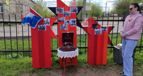 В мемориальном саду сестер Цветаевых в Александрове создали уголок «Старая пластинка военных лет»