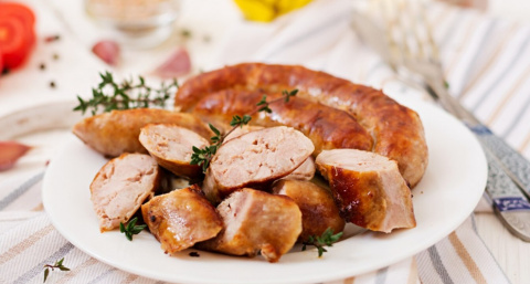 Положите вареное мясо в бутылку - и наутро вкуснейшая вареная колбаса готова: идеальна для бутербродов 
