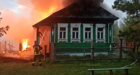 В деревне Дубенки от пожара пострадали два частных дома