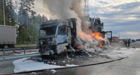 На трассе М-12 под Муромом сгорел попавший в ДТП большегруз