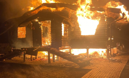 В коттеджном поселке под Александровом сгорел деревянный дом