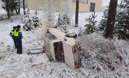 В Кольчугине автомобиль съехал в кювет и опрокинулся