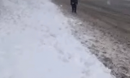 Из-за заваленных тротуаров владимирцы ходят «прямо по проезжей части»