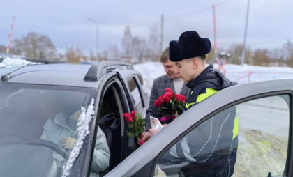 В Гусь-Хрустальном прошла праздничная акция ДПС «Цветы для автоледи»