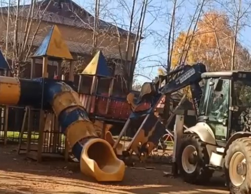 В Центральном парке снесли старую детскую площадку
