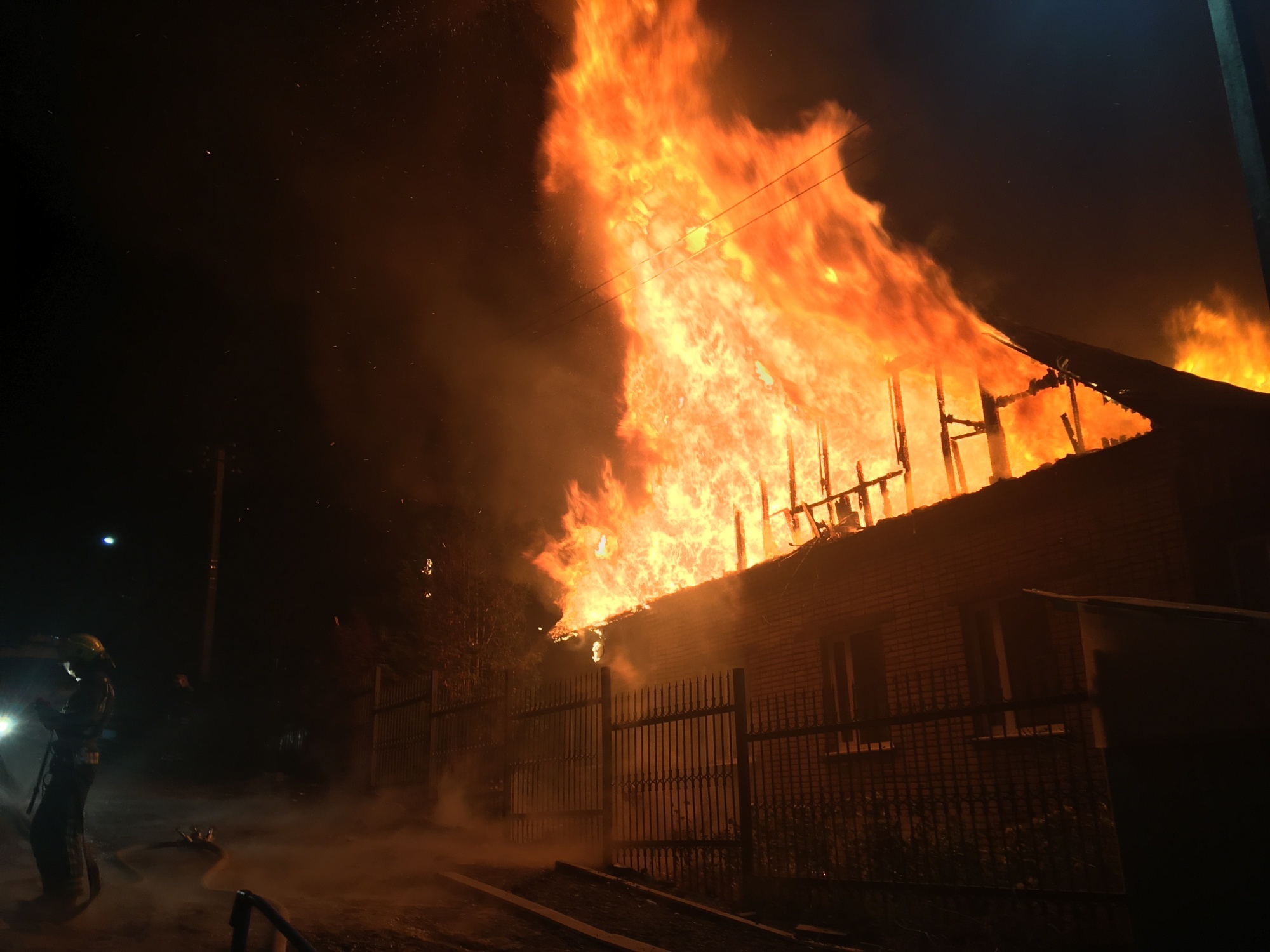 Горят два дома. Пожары в Куртамыше. Сгоревший дом. Пожар в Камешковском районе. Горящее здание ночью.