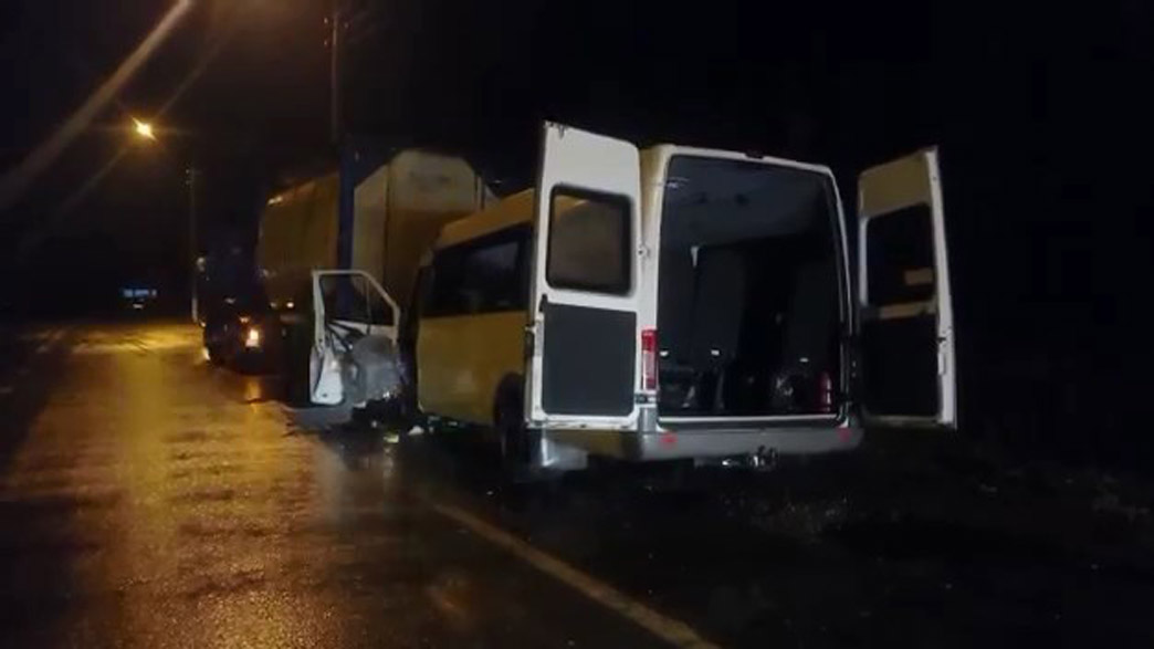  пассажирский автобус столкнулся с большегрузом