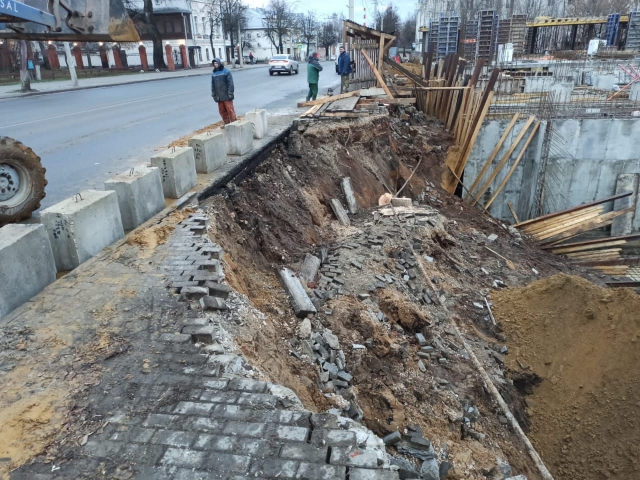 В центре Владимира после ночного ливня обвалился тротуар