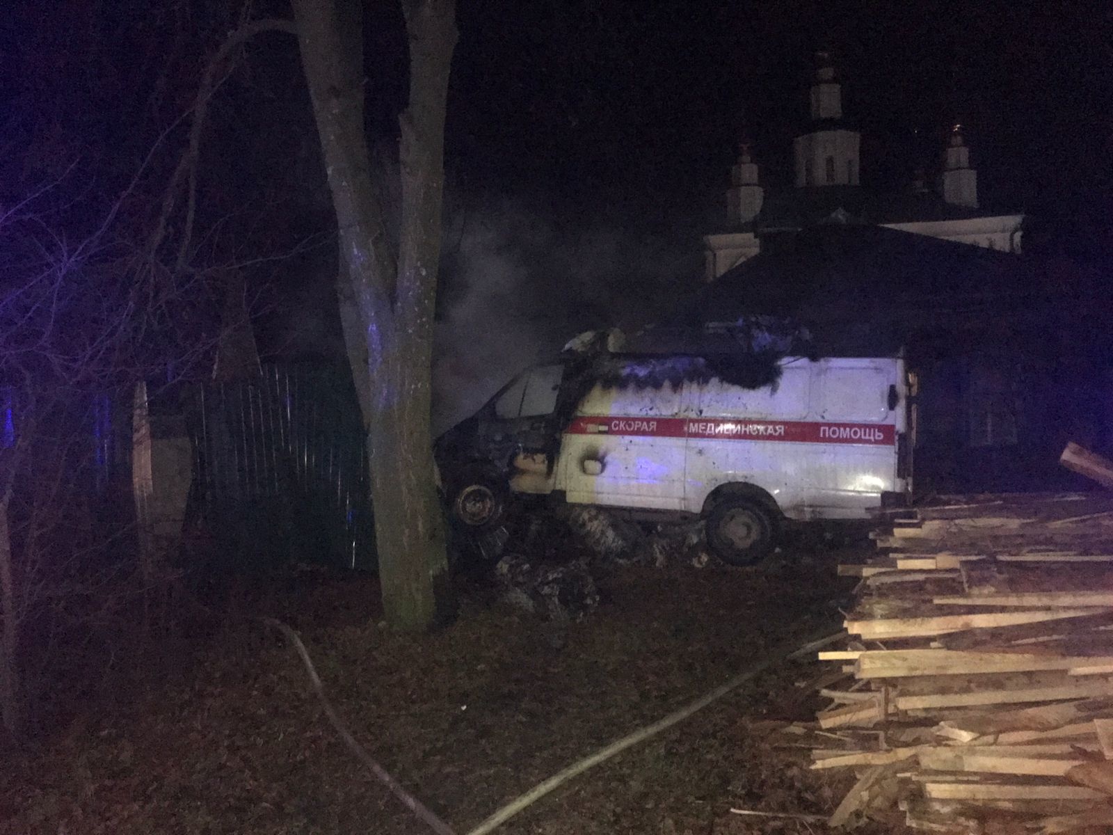 Во Владимире скорая помощь въехала в дом и загорелась