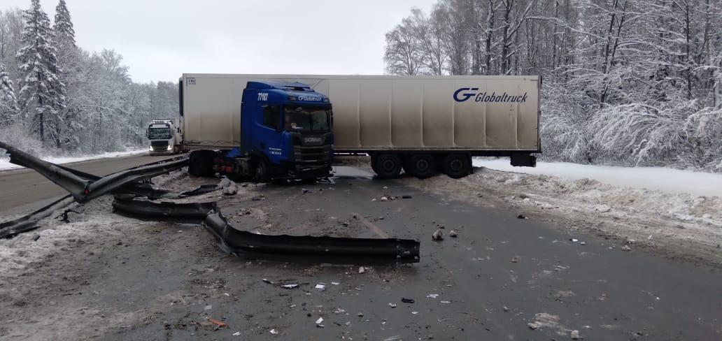 В Петушинском районе из-за крупной аварии перекрыли трассу М-7
