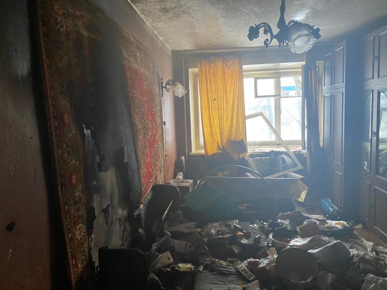 Из-за сильного пожара в квартире пострадала женщина