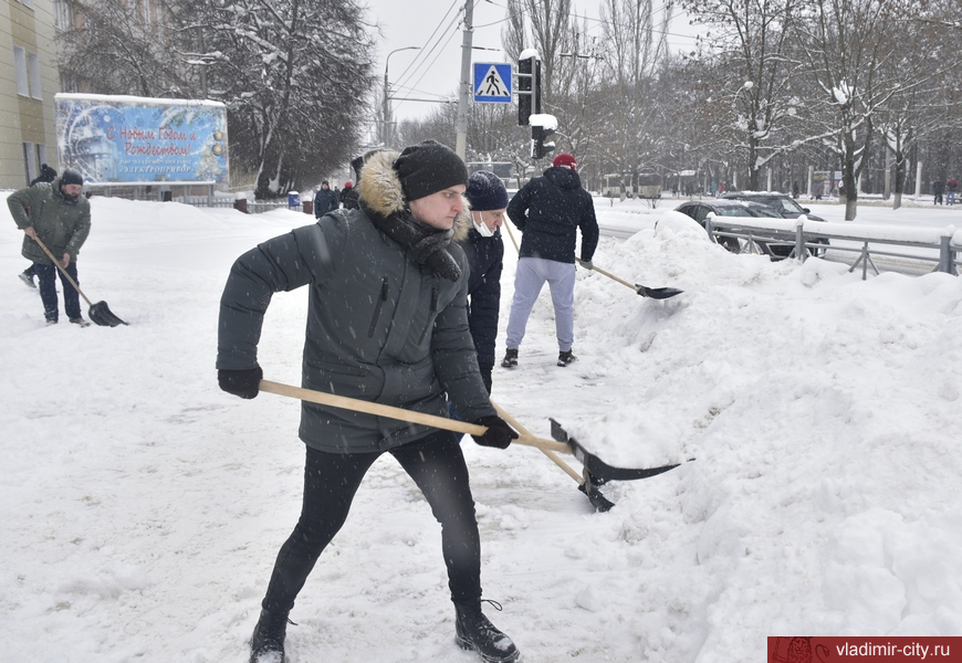 Работники мэрии подключились к уборке снега с улиц Владимира