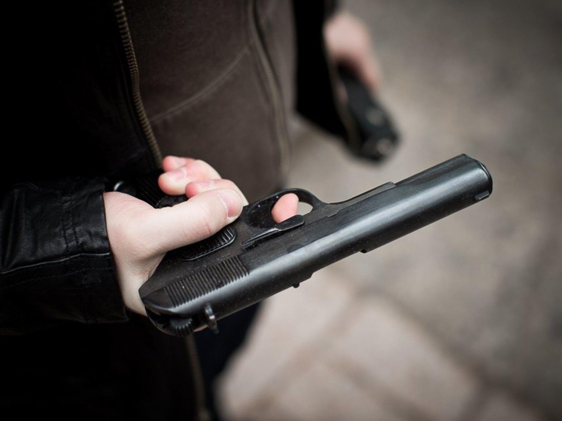 Житель Владимирской области решил напугать жену, ранив себя из пистолета