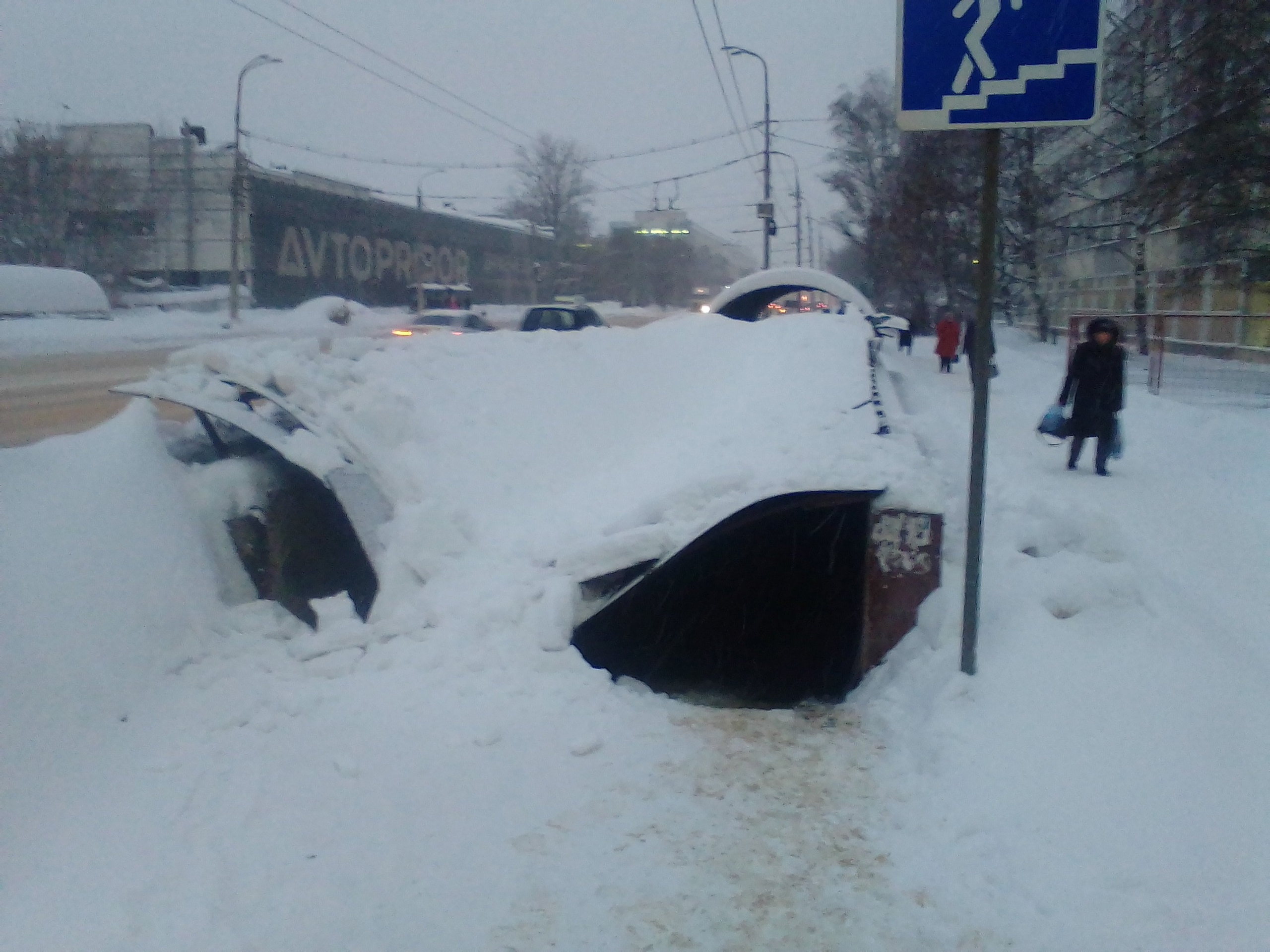 На ВХЗ рухнул козырёк подземного перехода 