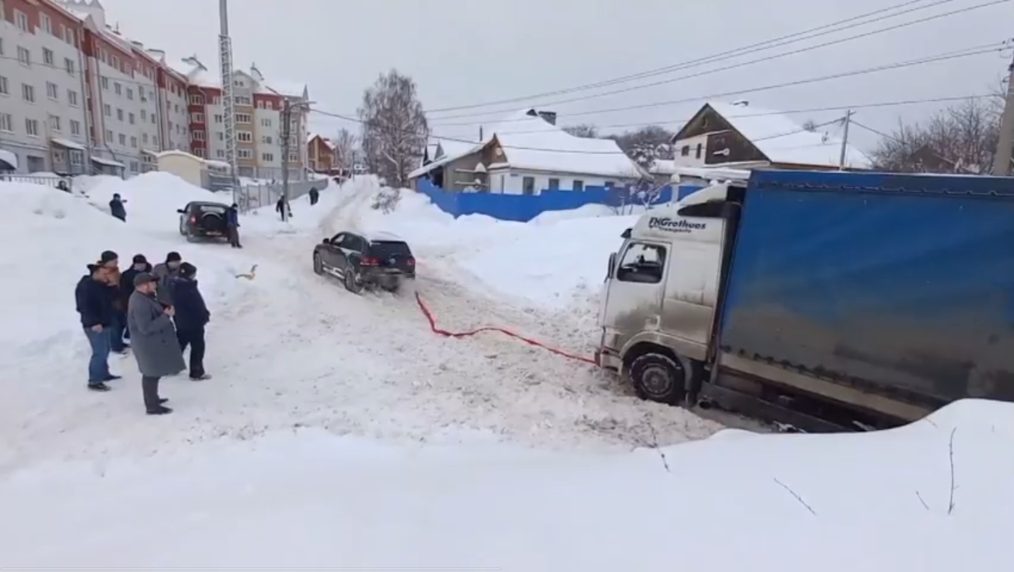 Во Владимире внедорожник вытащил грузовик из сугробов