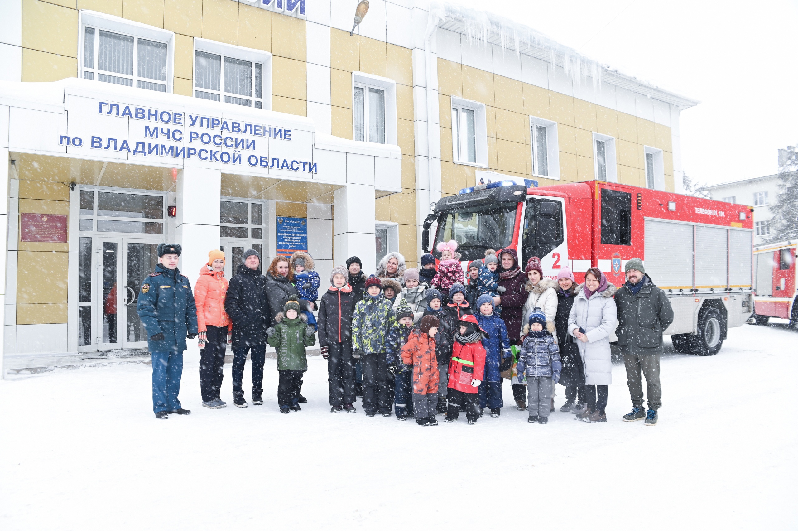 Владимирские пожарные исполнили новогодние желания юных владимирцев