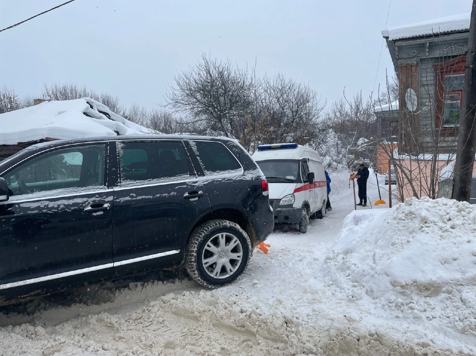 Парни на внедорожниках вытолкали скорую помощь из снежного плена