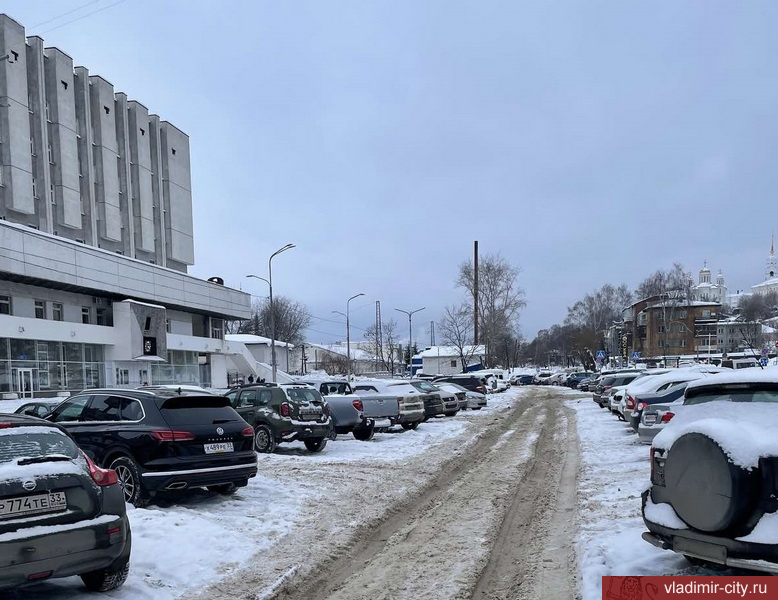 Убрать машины с Вокзальной площади настоятельно порекомендовали в мэрии 