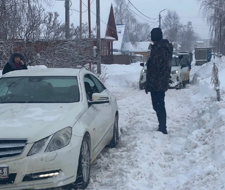 Легковушка, везущая на рентген грудного ребёнка, застряла в заснеженном дворе