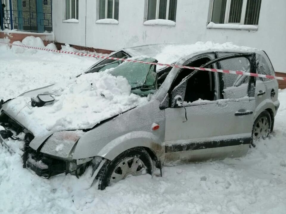 На водителя в Александрове с крыши роддома упала глыба снега