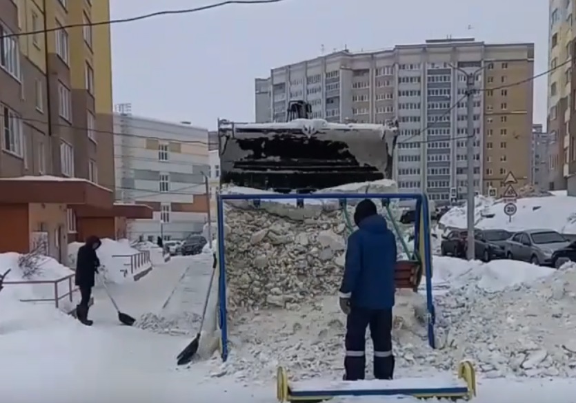 Во Владимире коммунальщики засыпали качели снегом