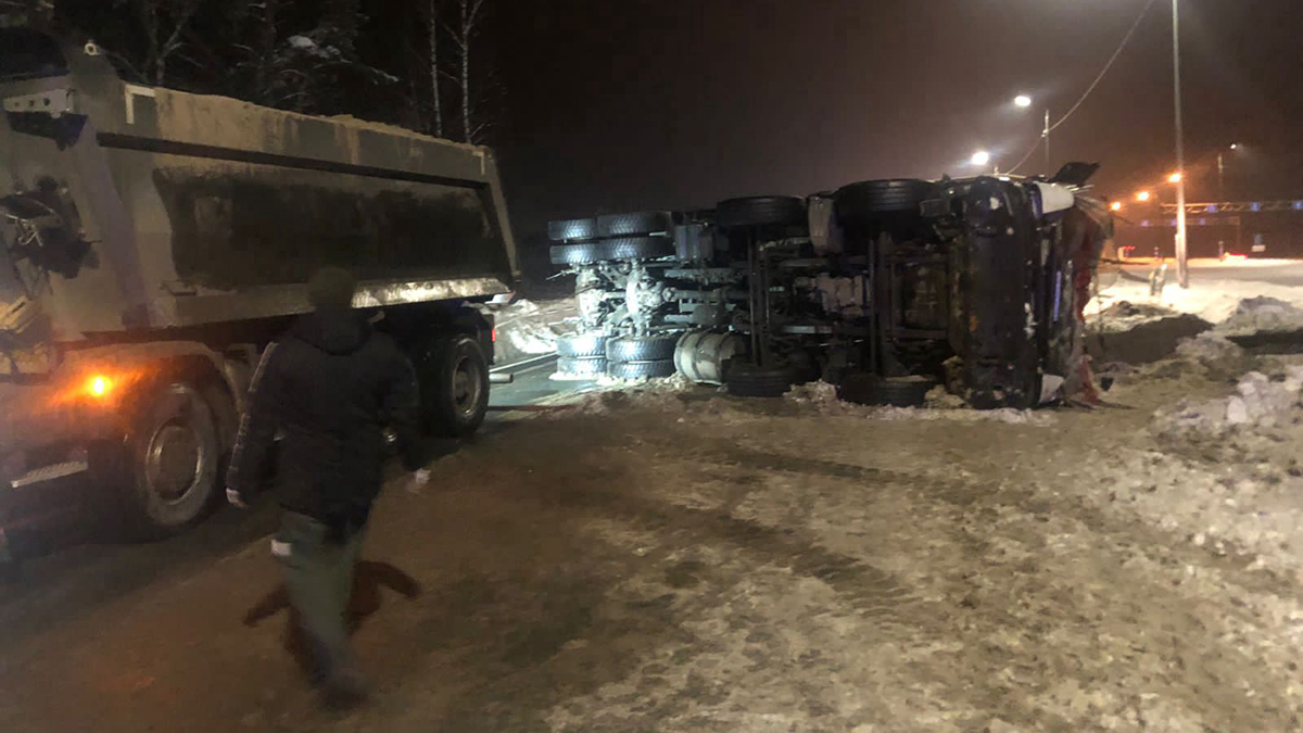  на трассе М-7 перевернулся грузовик с песком