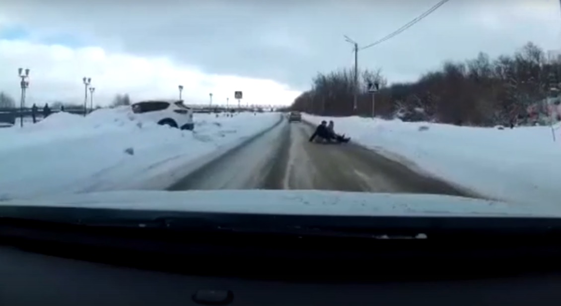 Взрослый с ребенком на ватрушке выехал прямо под колеса автомобиля