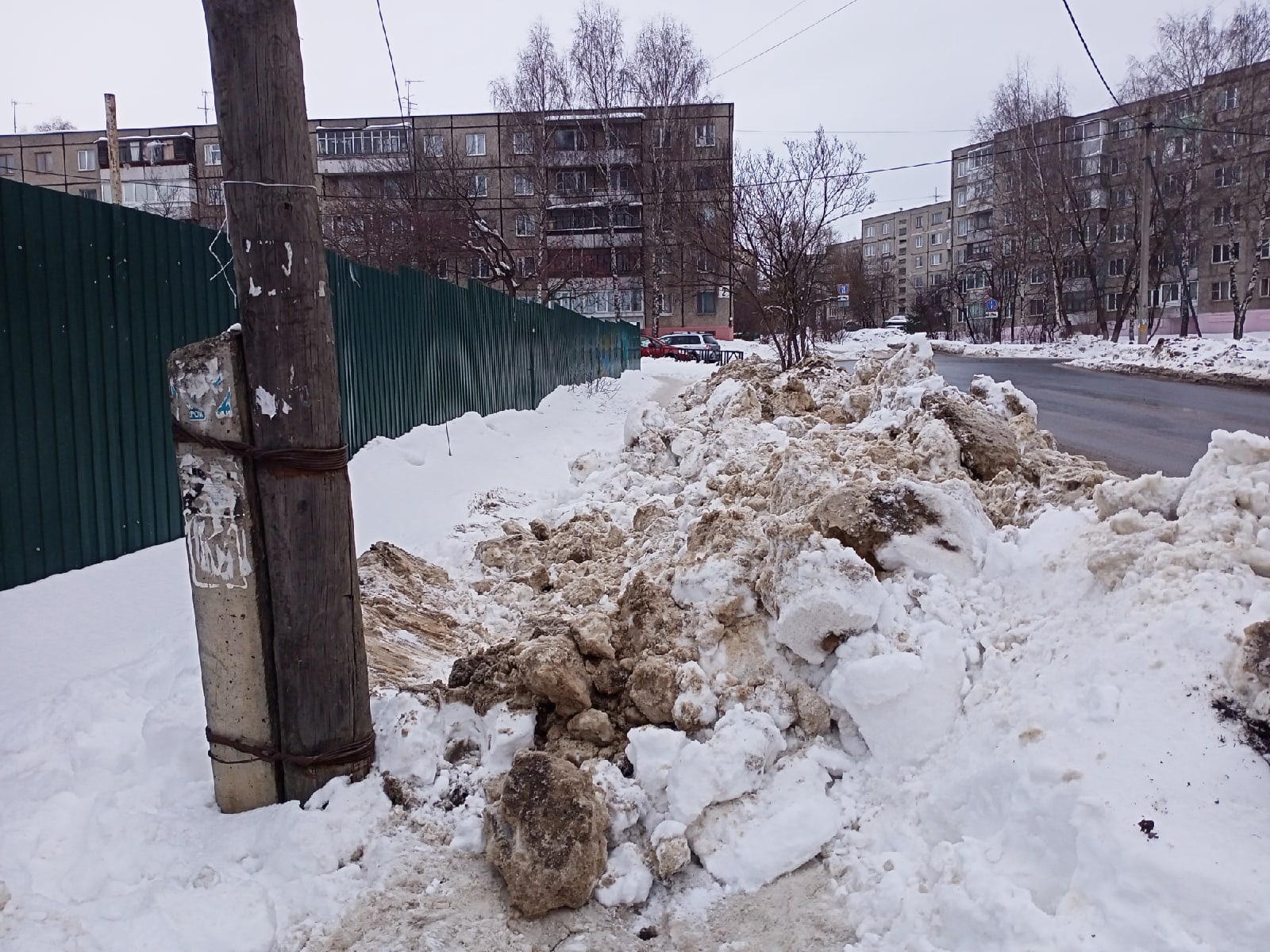 Во Владимире коммунальщики заваливают снегом тротуары