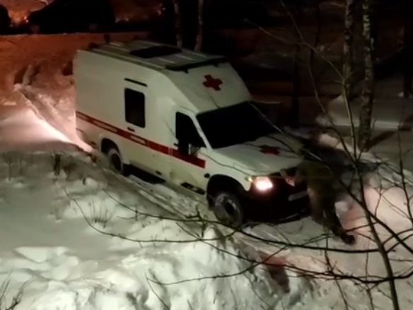 В Струнино застрявшую в снегу "скорую" приехали вызволять коллеги