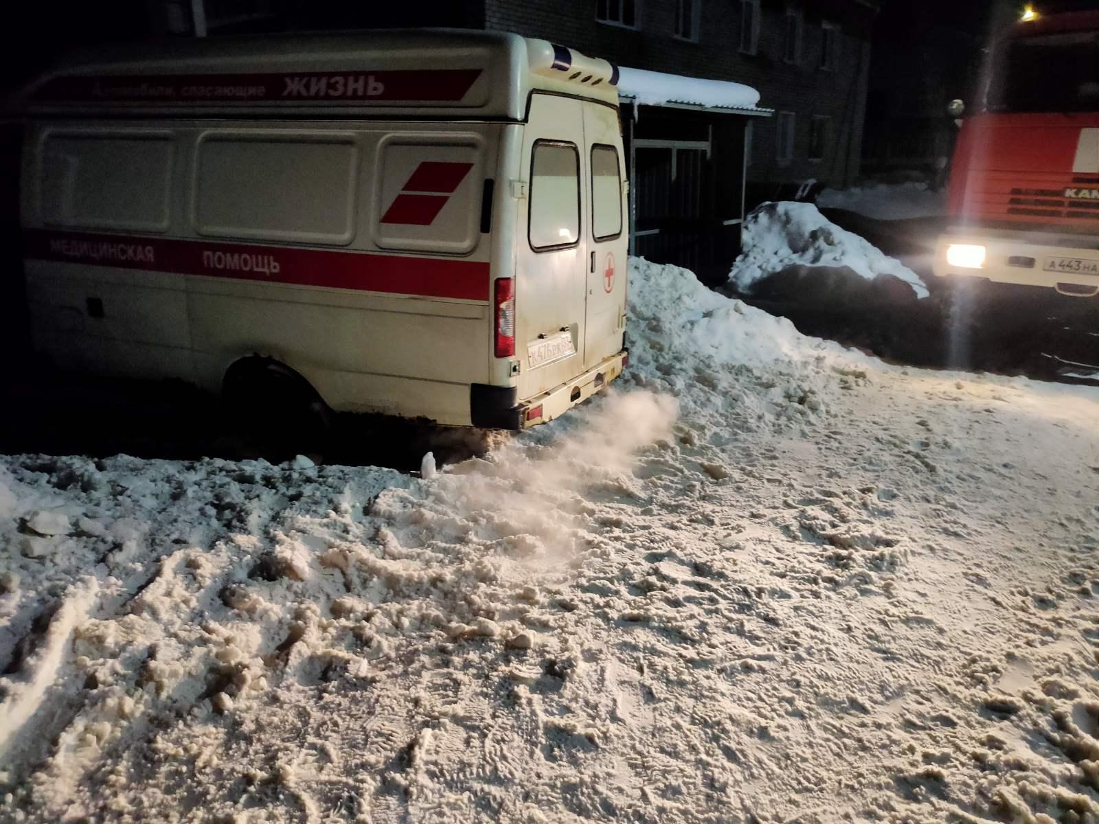 Во Владимирской области уже вторая карета скорой помощи попала в "снежный плен"