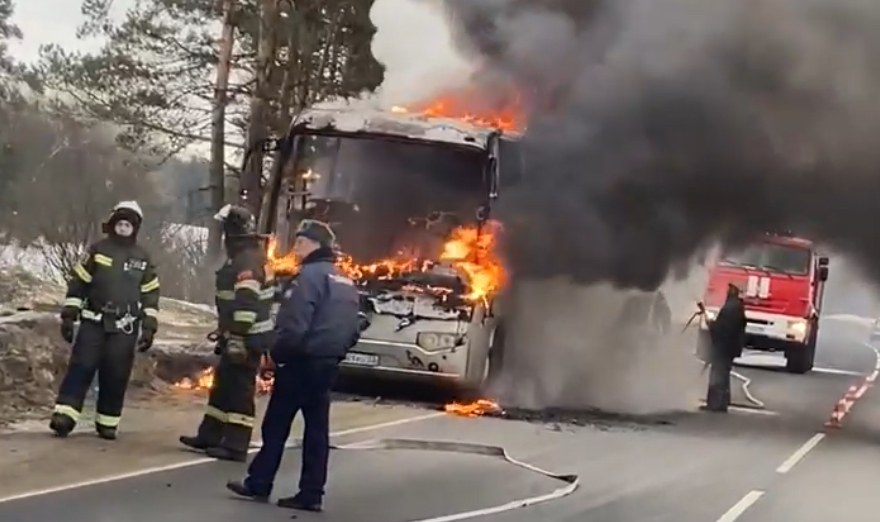 В Кольчугино горит пассажирский автобус
