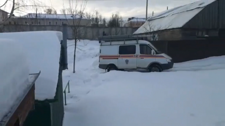 Пожилая женщина не смогла попасть домой из-за снега