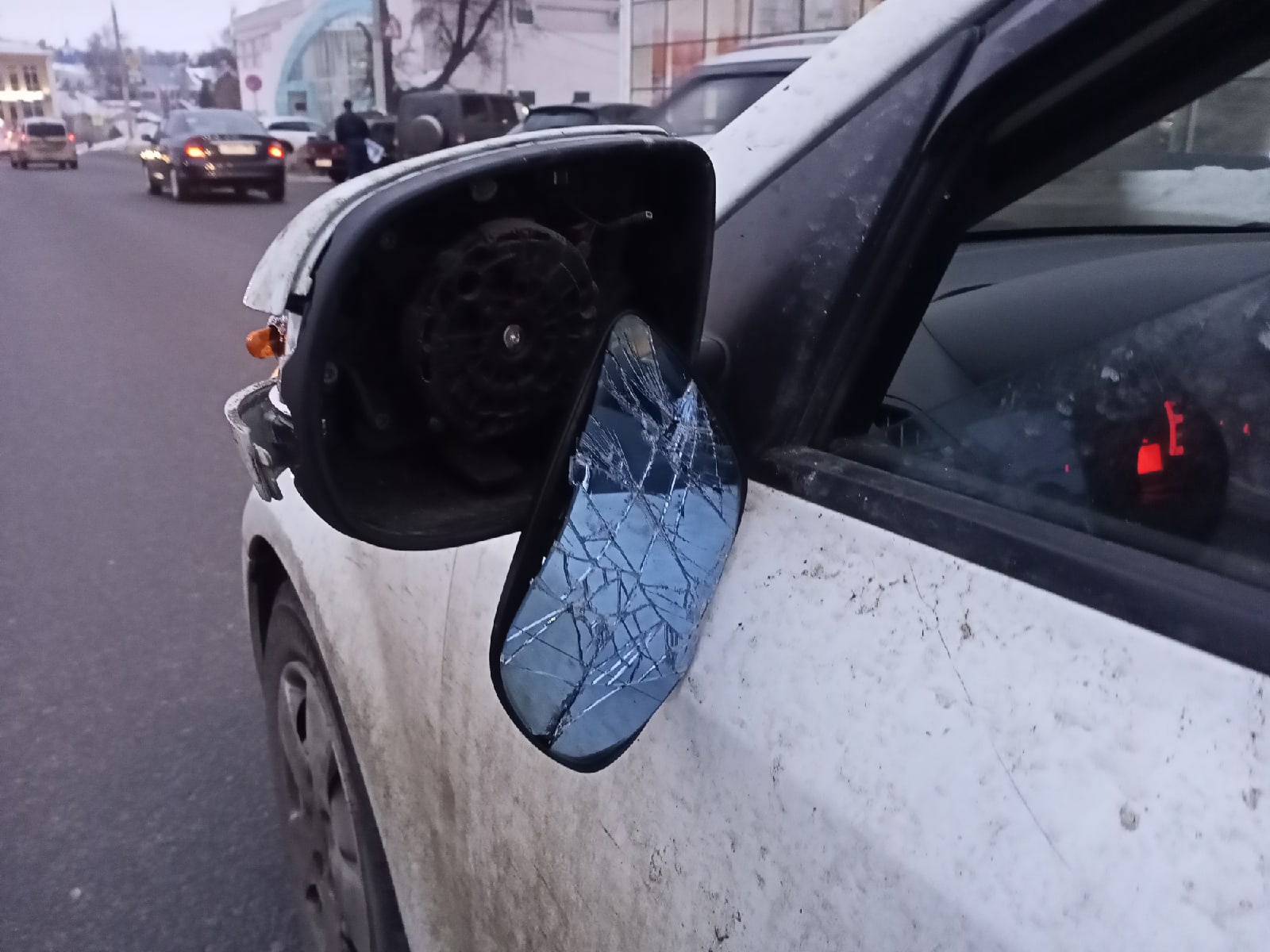 Автомобилист снес зеркало у другого авто и уехал