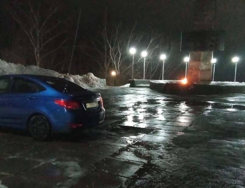  автохам припарковался у Вечного огня