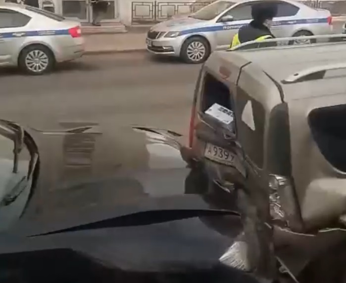  в центре города столкнулись три легковушки