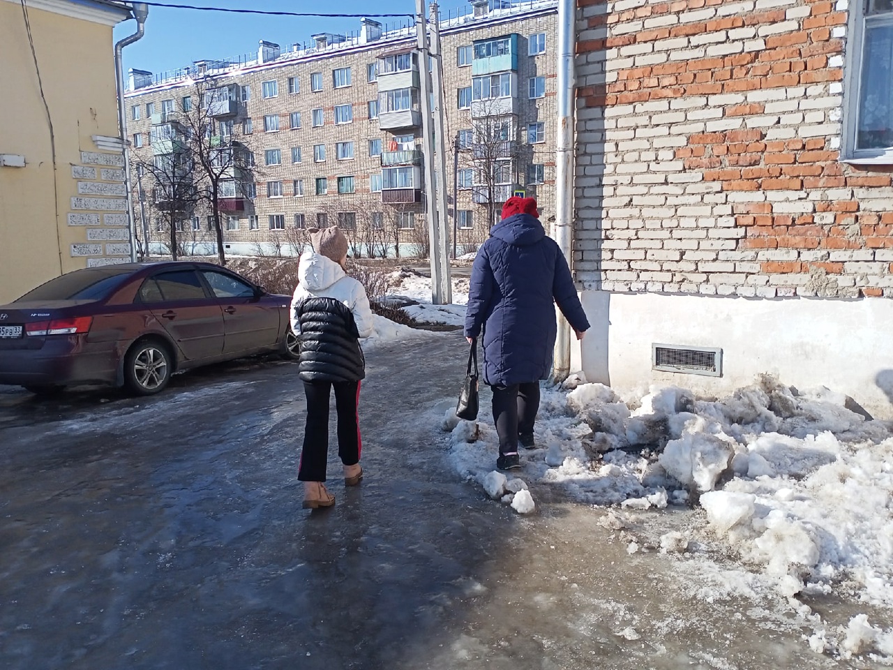 На улице в Юрьев-Польском образовался опасный "каток"
