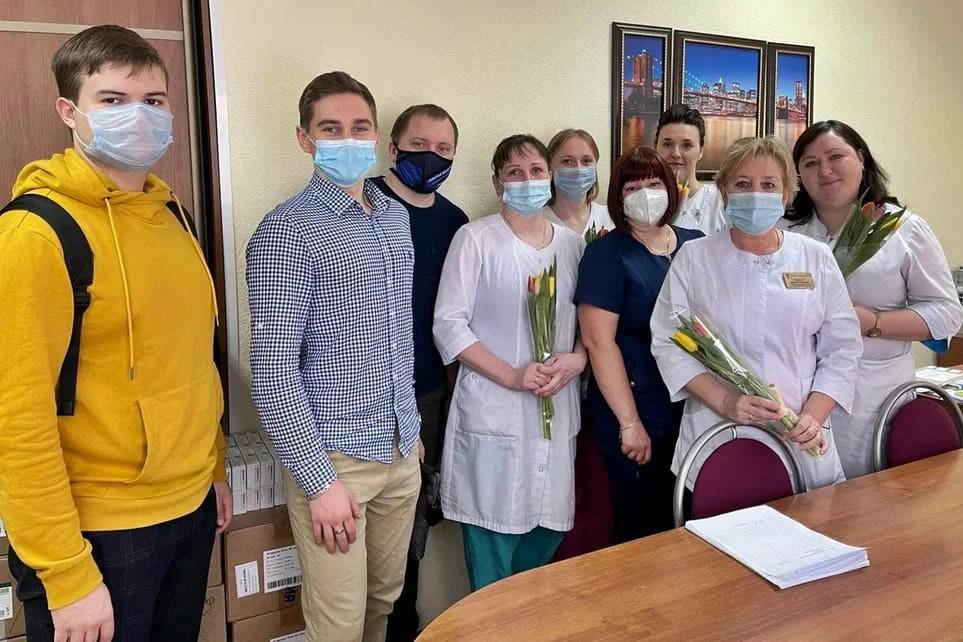 Волонтеры поздравили владимирских врачей с 8 марта