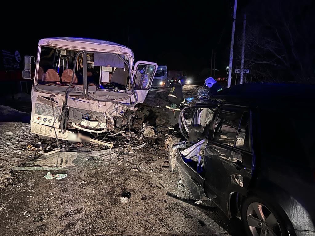 Смертельное столкновение с пассажирским автобусом унесло жизни двух человек