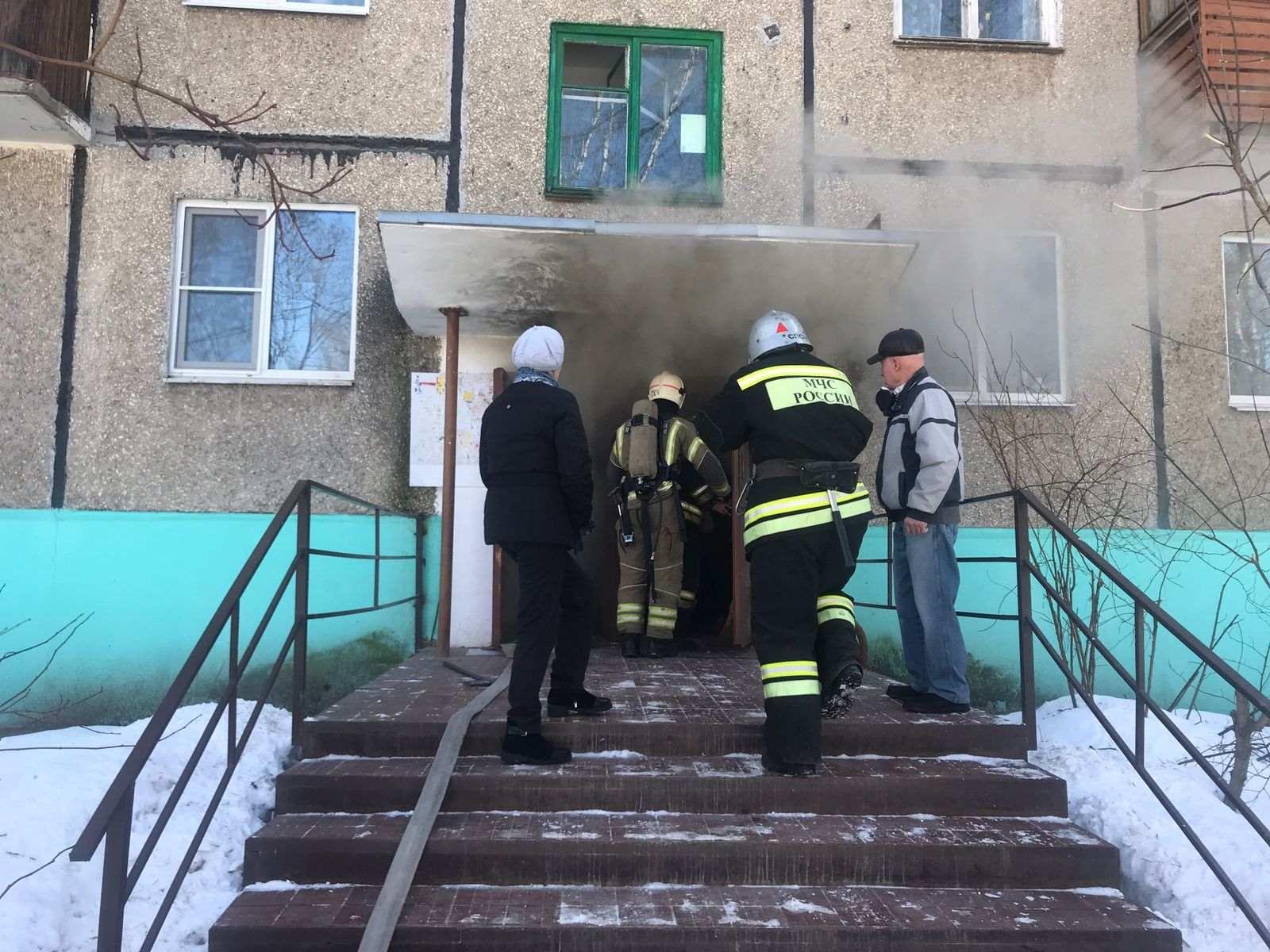 На Лакина пожарные спасли из пятиэтажки 11 человек