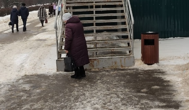На Балакирева бабушка со слезами просила у продавцов кулек сахара