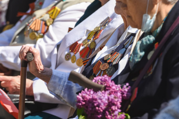 Установлены единовременные выплаты ветеранам к 77-й годовщине Победы