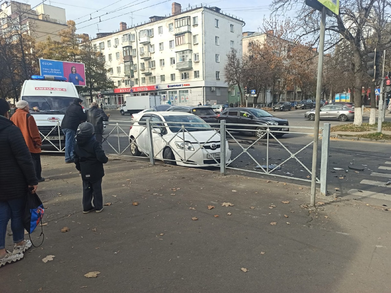  "если бы не забор, то авто влетел бы прямо в людей на тротуаре!" 