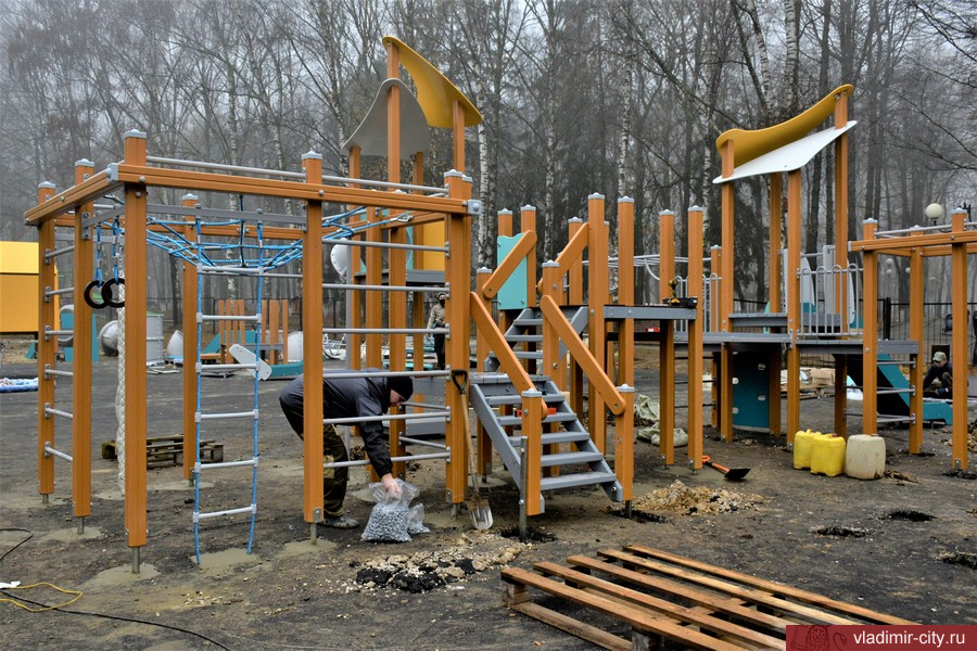 В Центральном парке во Владимире завершают установку игрового городка