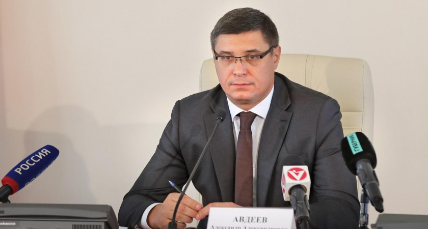 Александр Авдеев вместо занятий спортом копается в огороде