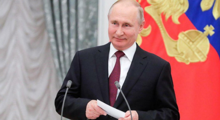 Путин поручил дать работающим россиянам два выходных за прививку от COVID-19