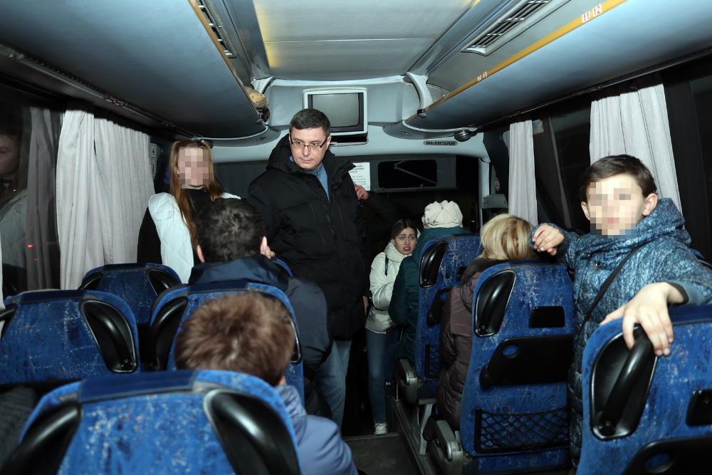 Врио губернатора Александр Авдеев навестил беженцев Донбасса 